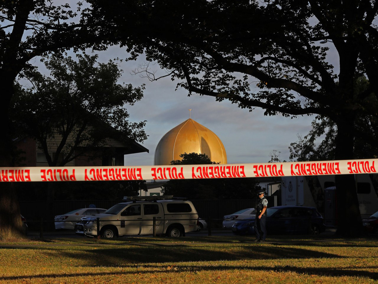 Na archívnej snímke zo 17. marca 2019 policajná páska pred mešitou po útoku v novozélandskom meste Chrischurch.