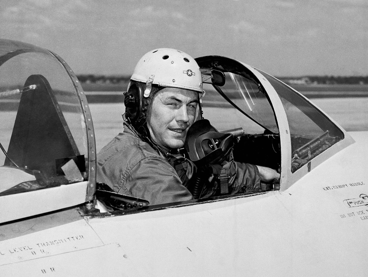 Na archívnej snímke z roku 1948 dvadsaťpäťročný skúšobný pilot Charles E. Yeager pózuje v kokpite stíhačky.