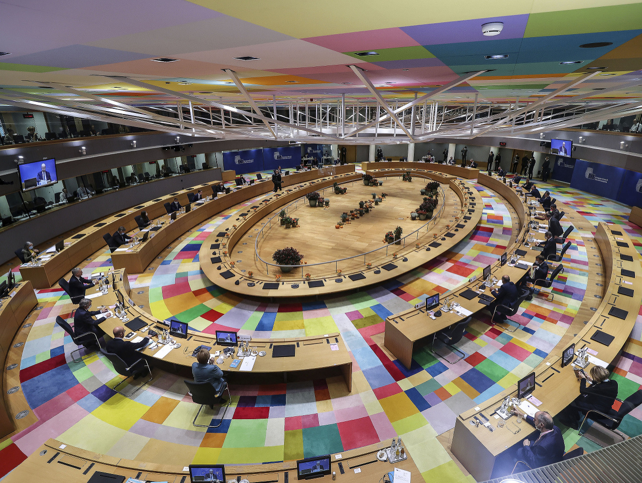 Lídri EÚ za okrúhlym stolom na summite EÚ v sídle Európskej rady v Bruseli