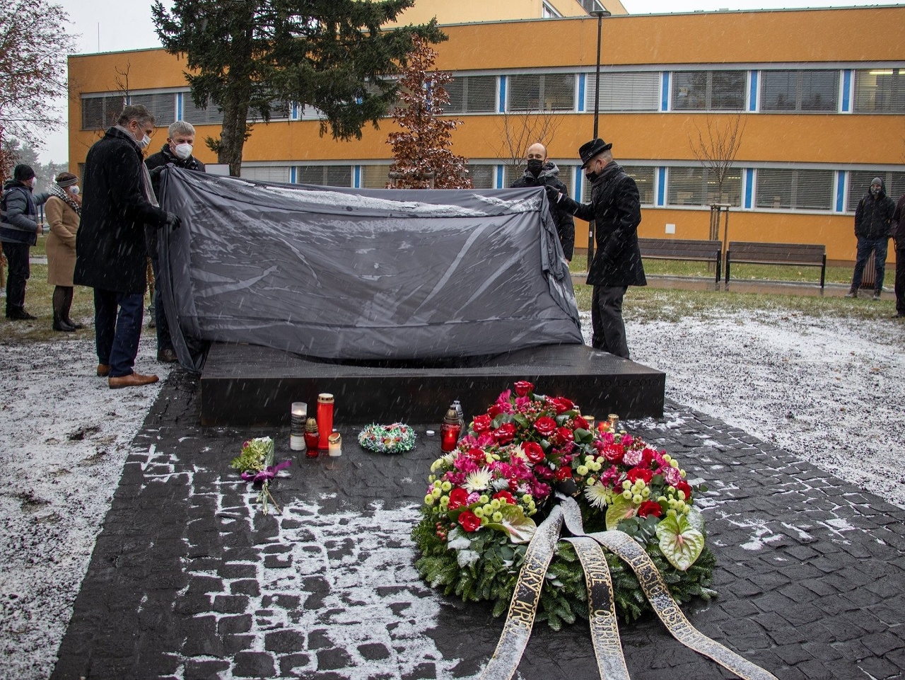 V Ostrave odhalili pamätník obetiam vlaňajšej streľby v nemocnici