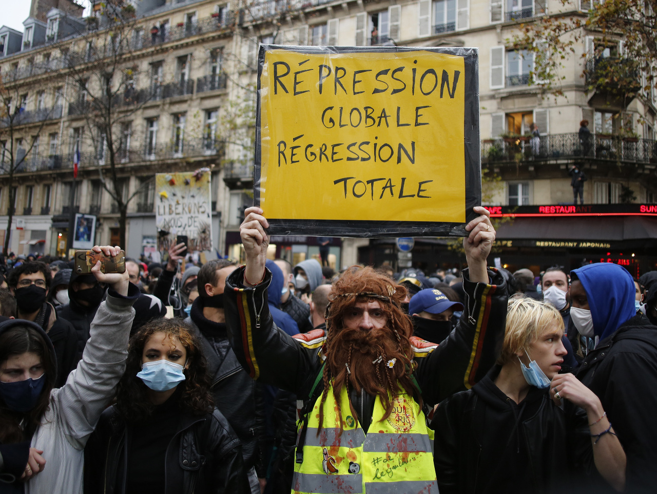 Na proteste proti bezpečnostnému zákonu zadržali v Paríži vyše 140 ľudí