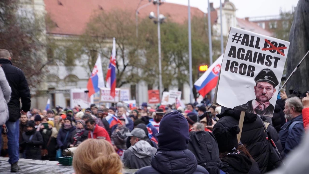 V Bratislave protestovali ľudia proti vláde i opatreniam 
