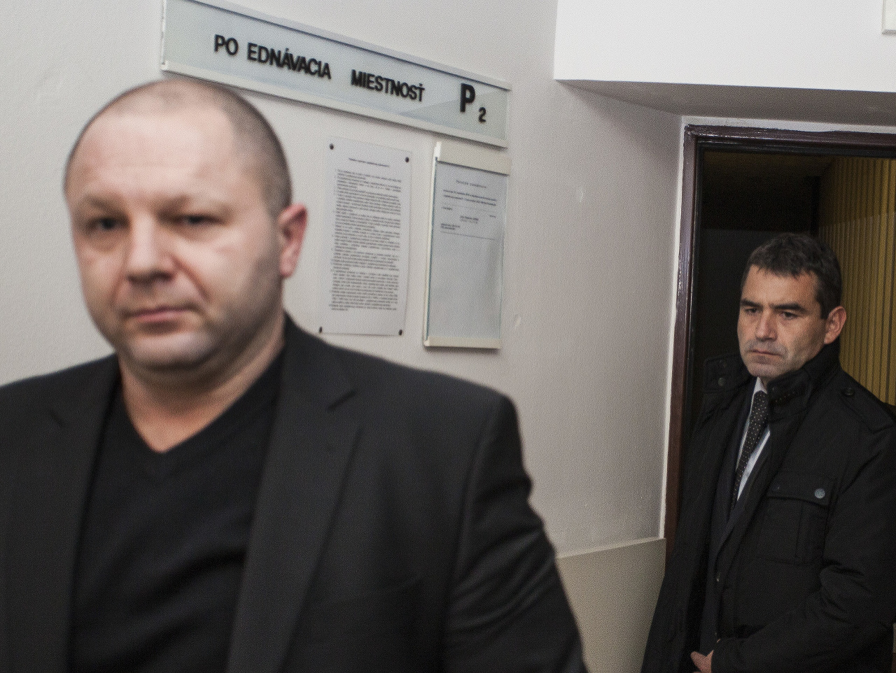 Na snímke bývalý starosta Marianky Radovan J.(vpravo), obvinený zo zločinu prijímania úplatku, a jeho obhajca Martin Ribár (vľavo)