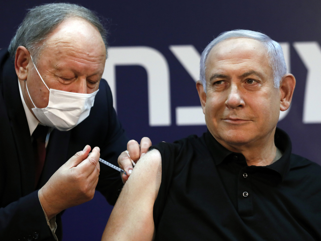 Benjamin Netanjahu sa nechal zaočkovať v priamom prenose