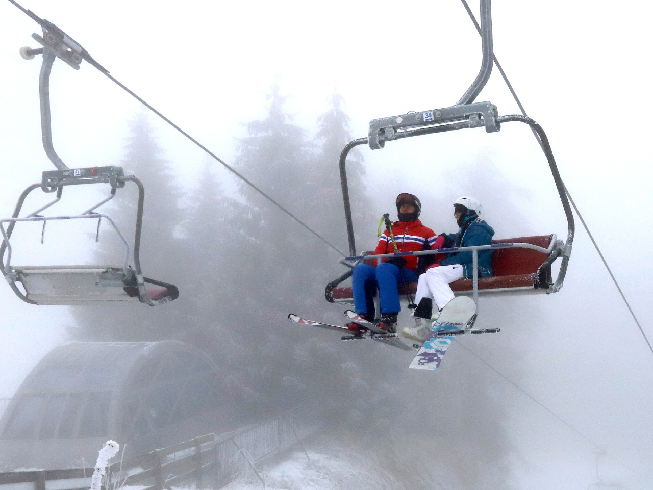 Na snímke lyžiari na lanovke lyžiarskeho strediska Ski Králiky pri Banskej Bystrici 