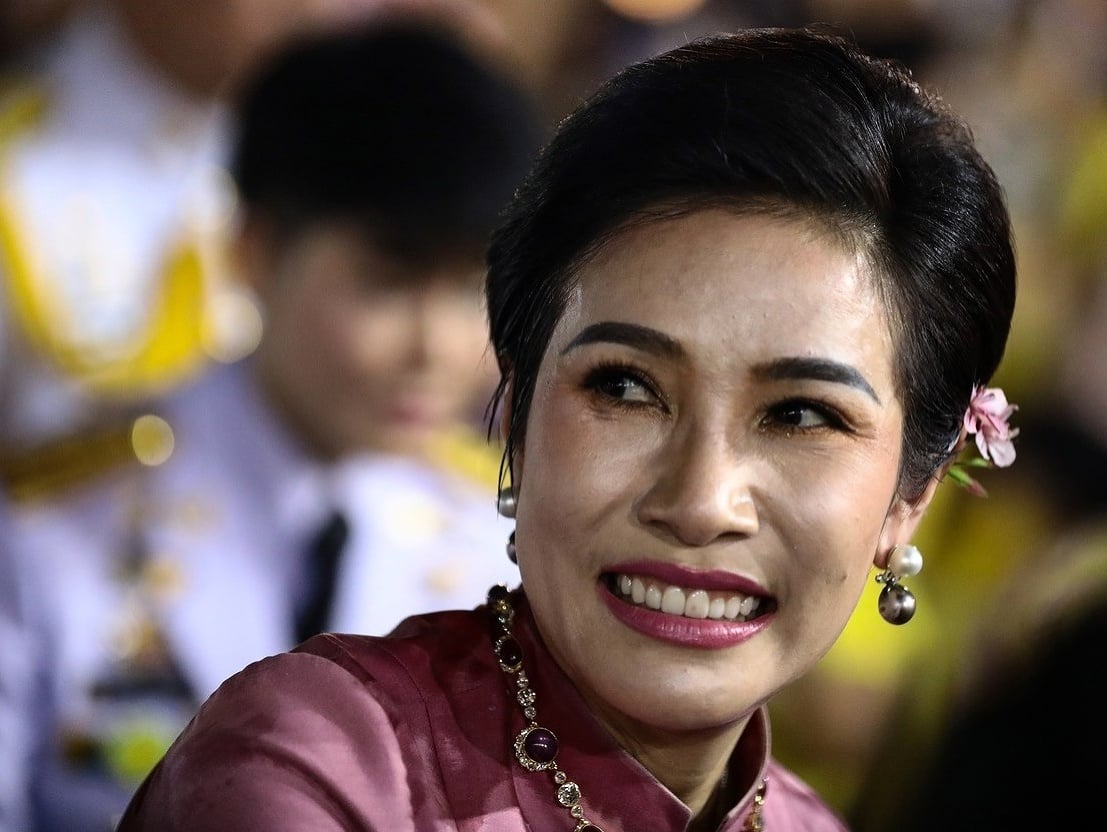 Sineenat Wongvajirapakdi  má spolu s thajským kráľom na krku sexuálny škandál.