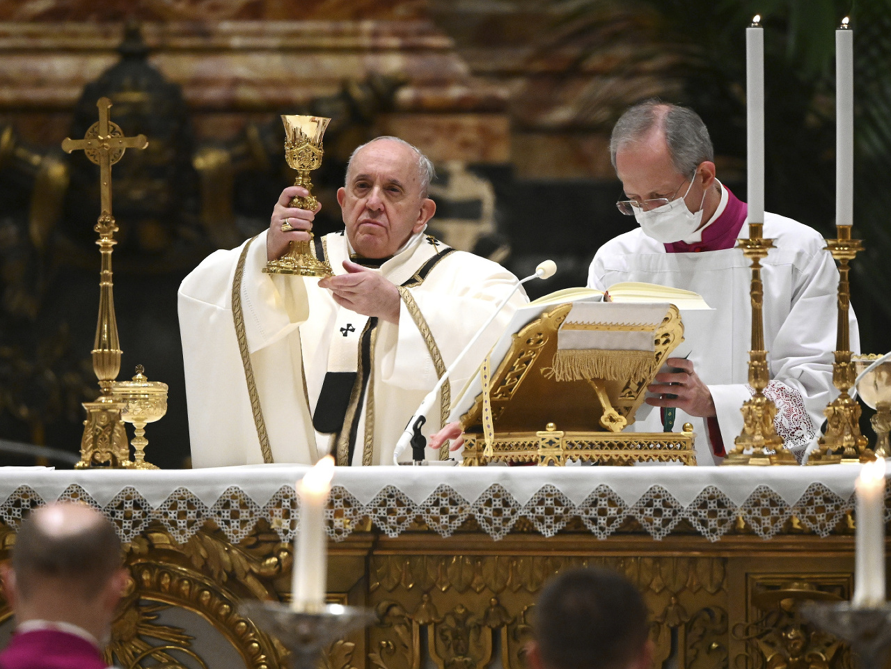 Pápež František celebruje svätú omšu na Štedrý deň
