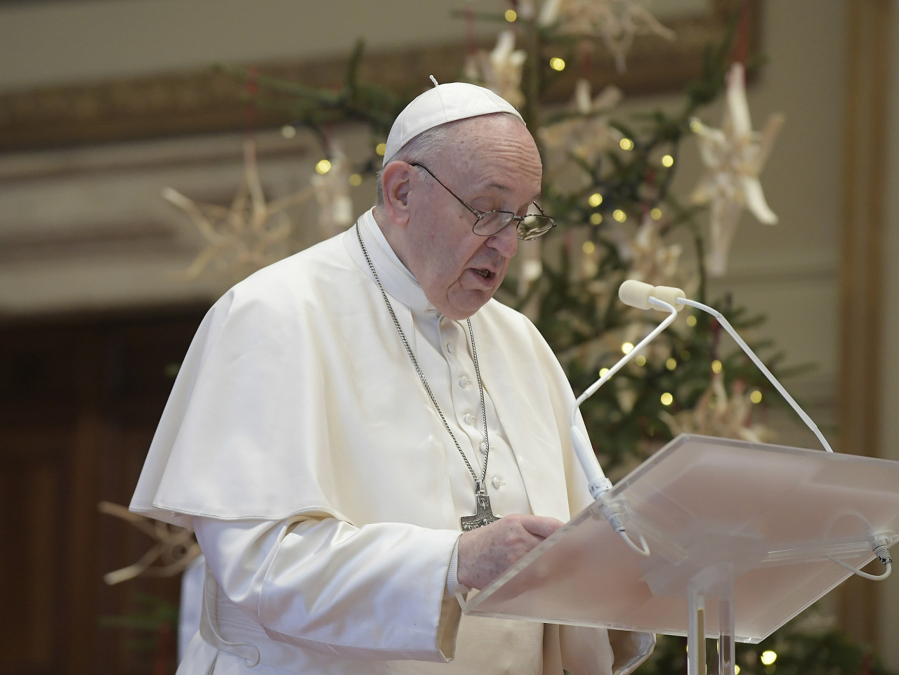 Na snímke pápež František udeľuje tradičné požehnanie Urbi et Orbi