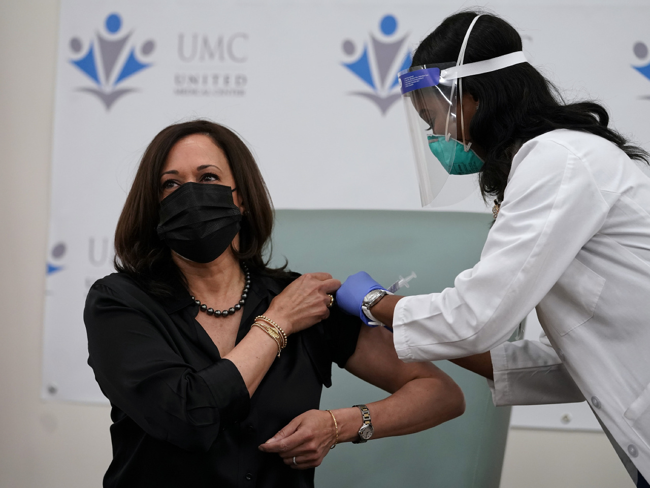 Nastupujúca americká viceprezidentka Kamala Harrisová dostala vakcínu proti koronavírusu
