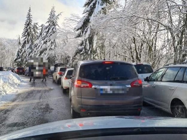 Polícia pre enormný nápor návštevníkov uzatvára cestu na Skalku pri Kremnici