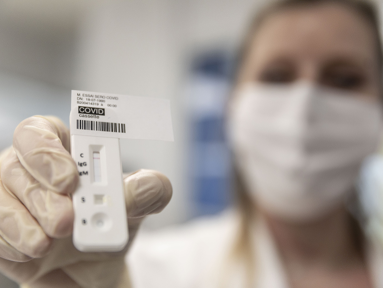 Francúzska zdravotníčka ukazuje test na koronavírus