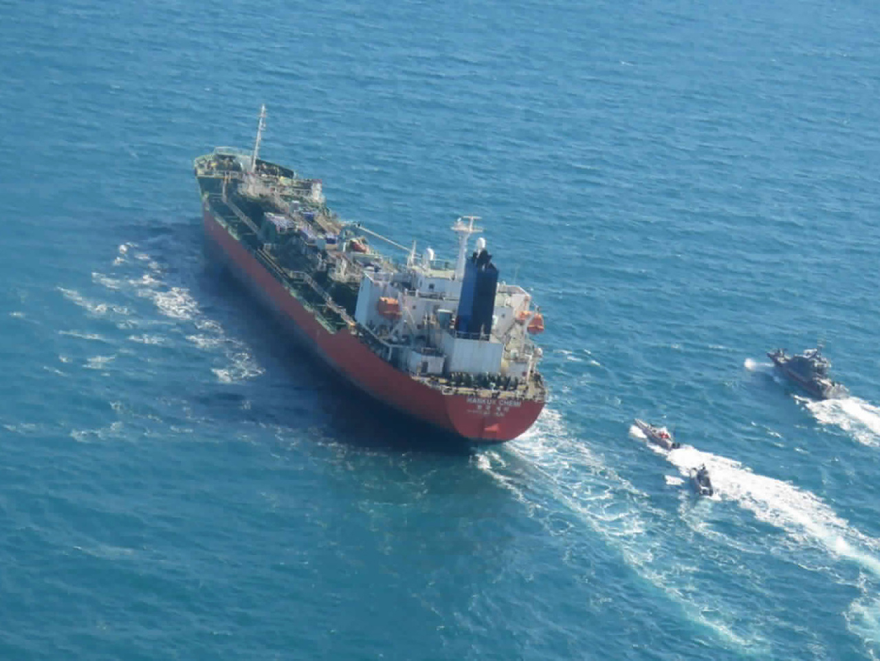 Irán oznámil zadržanie juhokórejského tankera, z ktorého unikala ropa