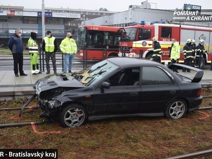 Polícia hľadá svedkov nehody na Karloveskej ulici v Bratislave