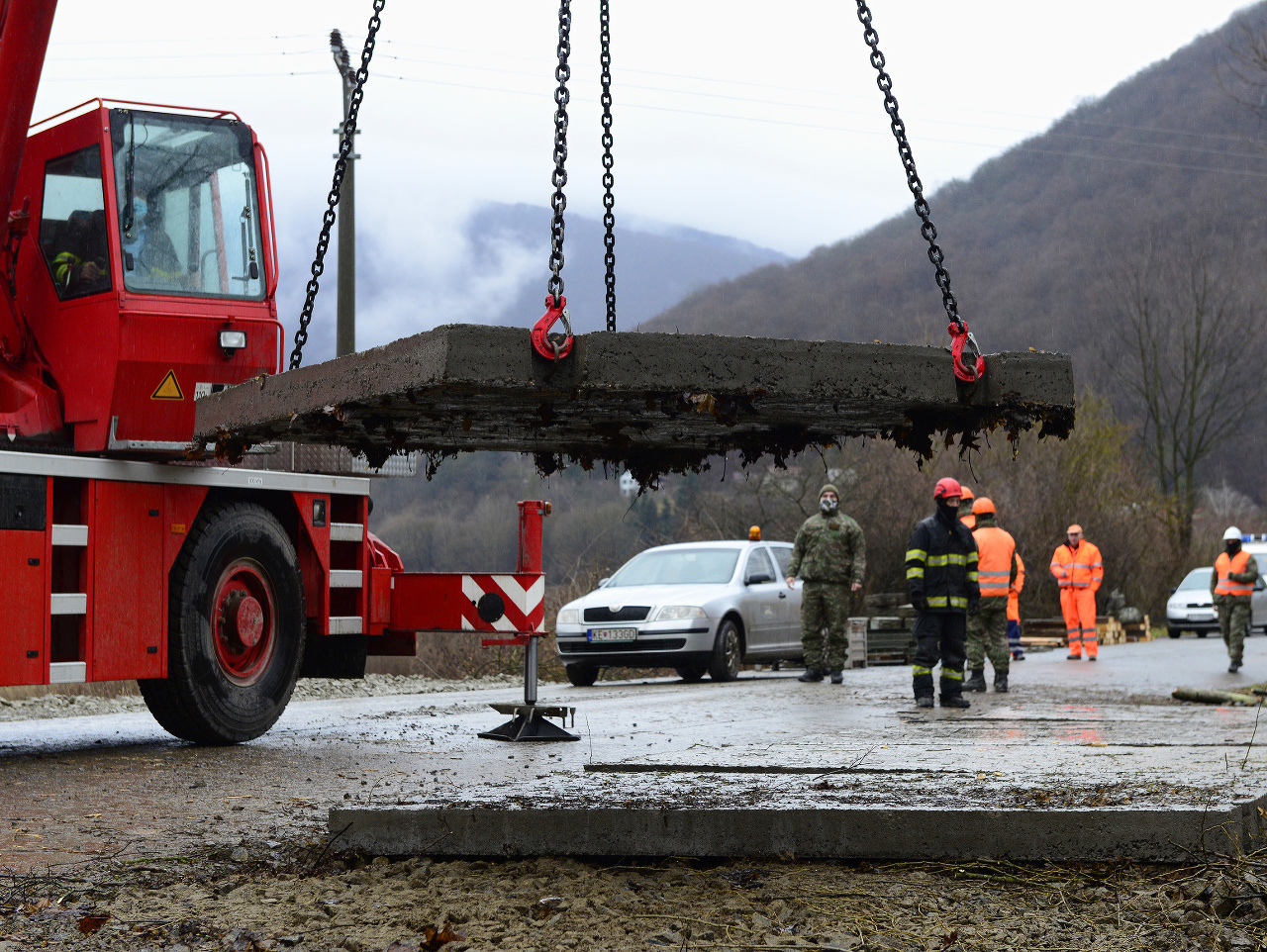 Na mieste zrúteného a neskôr demolovaného mosta cez rieku Hornád medzi Kysakom a Veľkou Lodinou v okrese Košice-okolie prebiehajú prípravy na montáž provizórneho mosta.
