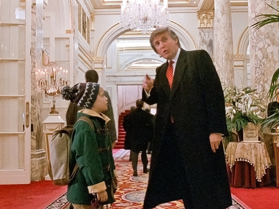 Macaulay Culkin a Donald Trump vo filme Sám doma 2 - Stratený v New Yorku.