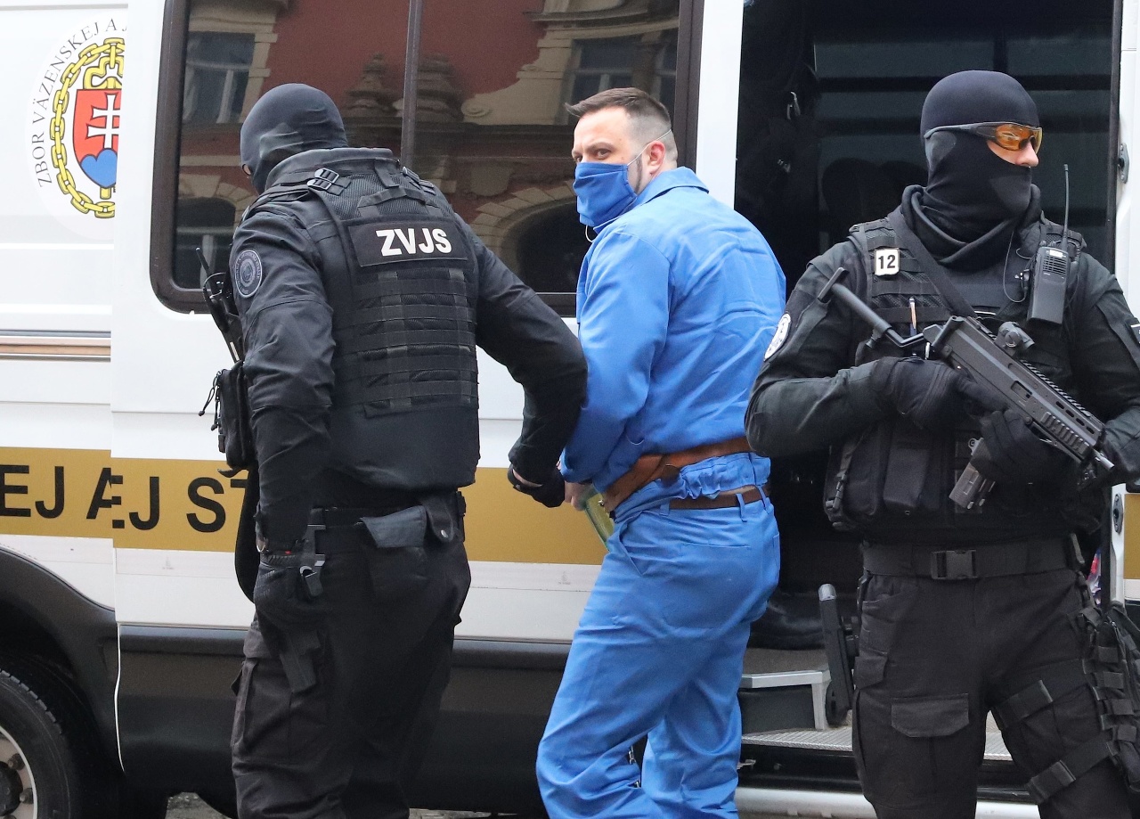 Na snímke eskorta privádza člena seredského drogového gangu na Špecializovaný trestný súd