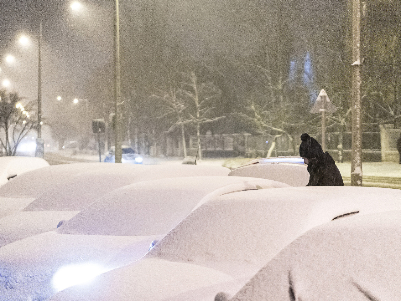 Muž čistí auto od snehu v maďarskom meste Níreďháza