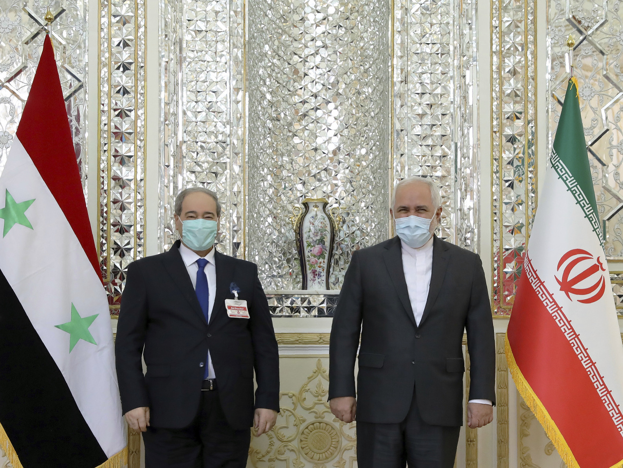 Iránsky minister zahraničných vecí Mohammad Džavád Zaríf (vpravo) a jeho sýrsky rezortný partner Faisal Mikdád počas stretnutia v Teheráne