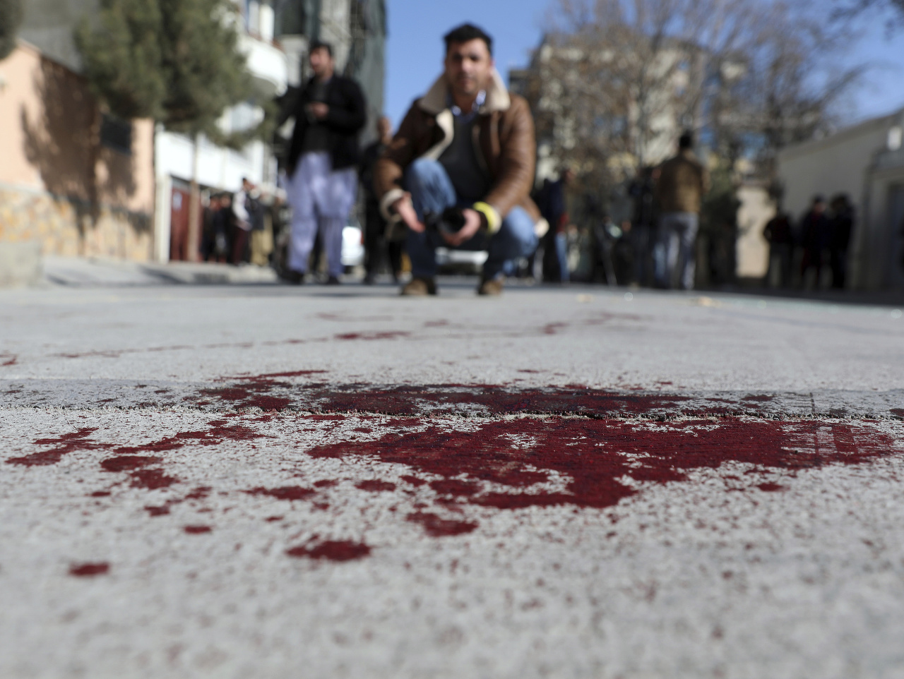 Afganskí novinári fotia krvavú stopu, kde neznámi ozbrojenci zastrelili dve sudkyne.