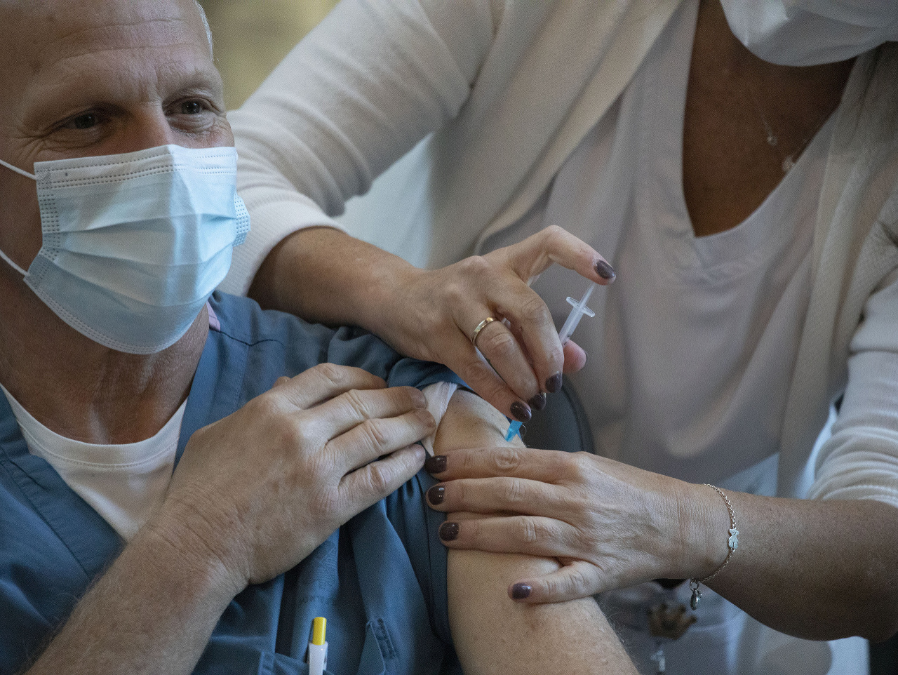 V Izraeli pokračuje očkovanie proti chorobe COVID-19
