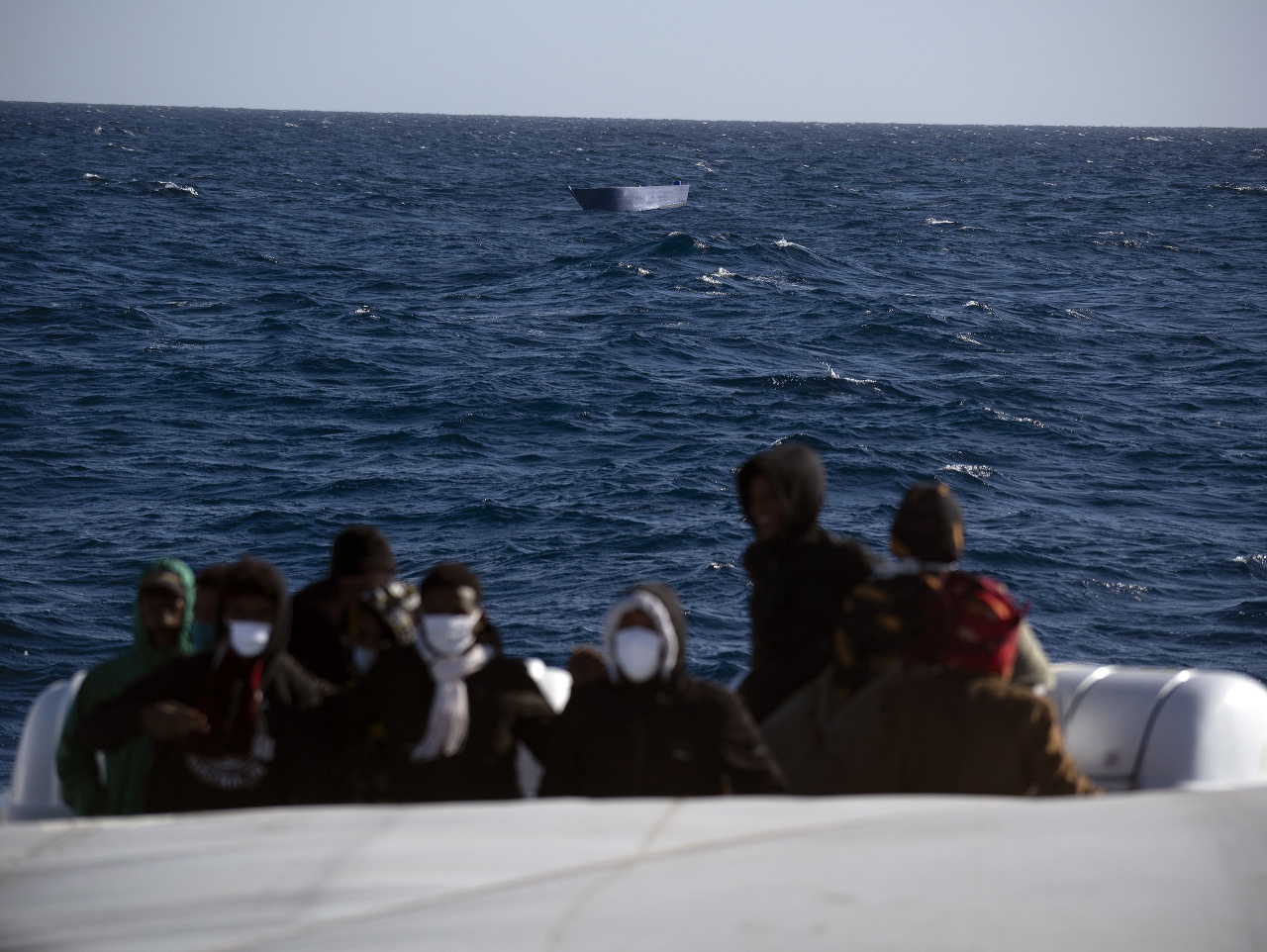 Migranti plaviaci sa na člne