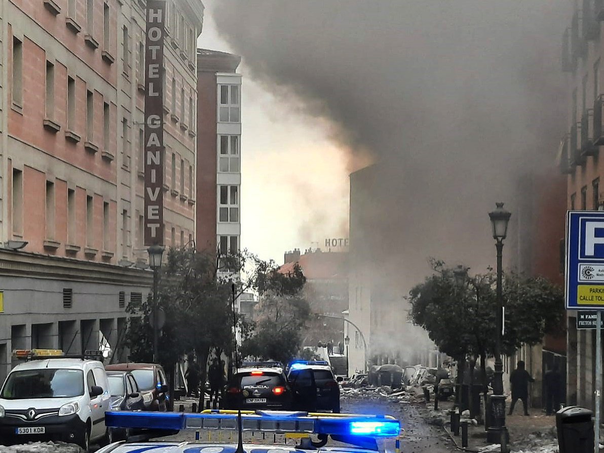 Explózia mala zničiť horné tri poschodia budovy.