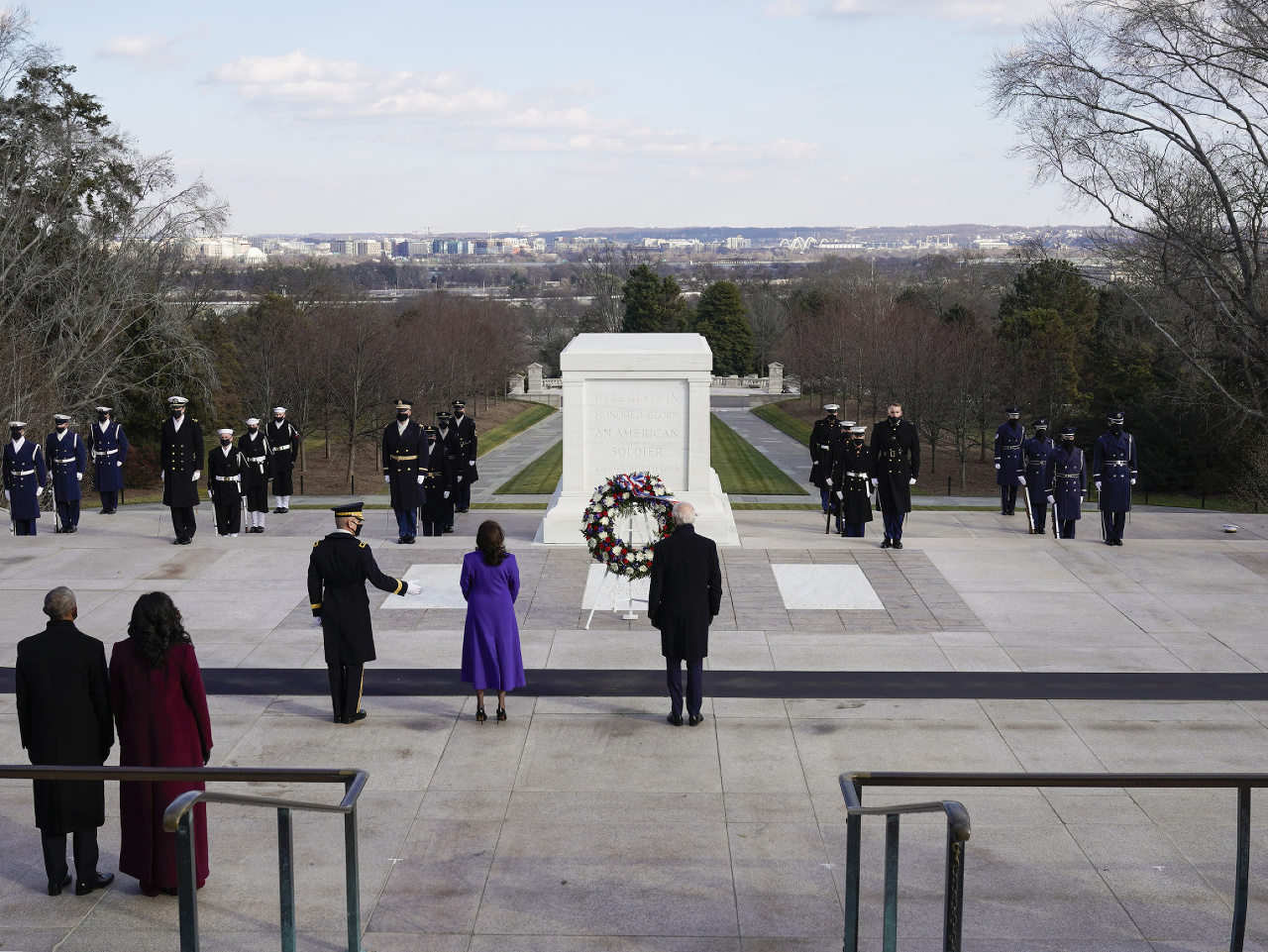 Biden a Harrisová si uctili padlých vojakov na Arlingtonskom cintoríne