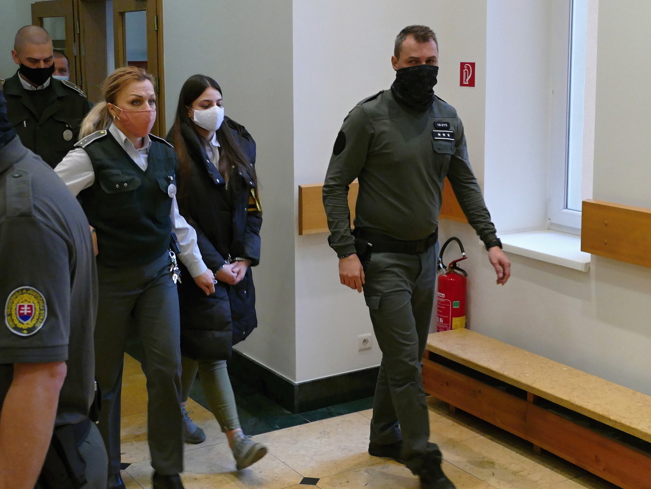 Na snímke uprostred 17-ročná Judita prichádza na Okresný súd SR v Žiline
