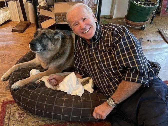 Joe Biden s psíkom Champom.
