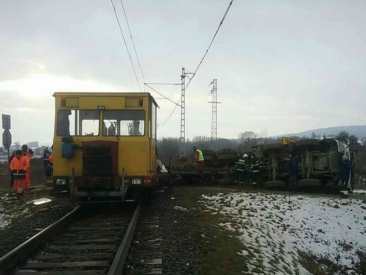 K zrážke dreziny s nákladným autom došlo v piatok dopoludnia na železničnom priecestí v katastri obce Michaľany v okrese Trebišov.