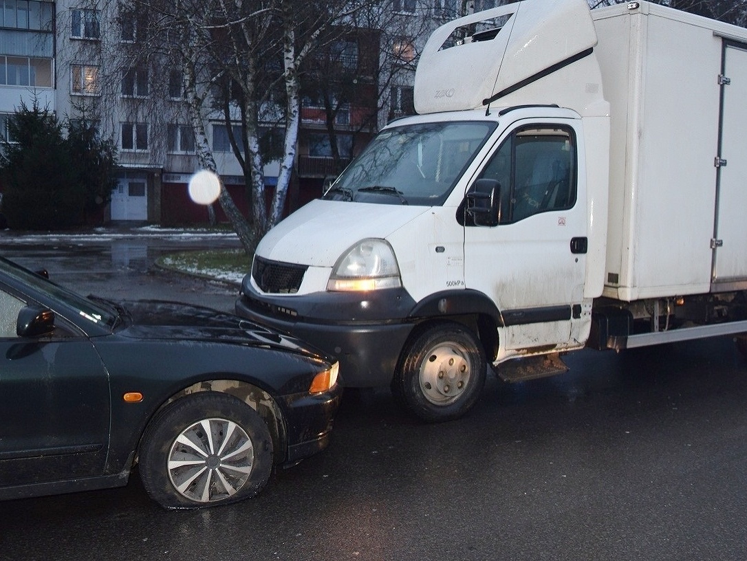 Opitý vodič spôsobil v Michalovciach dve zrážky vozidiel