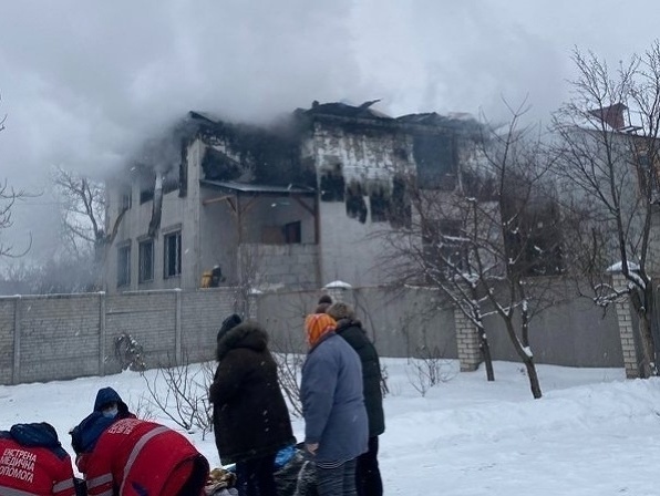 Dym stúpa z horiaceho súkromného domova pre seniorov v ukrajinskom meste Charkov