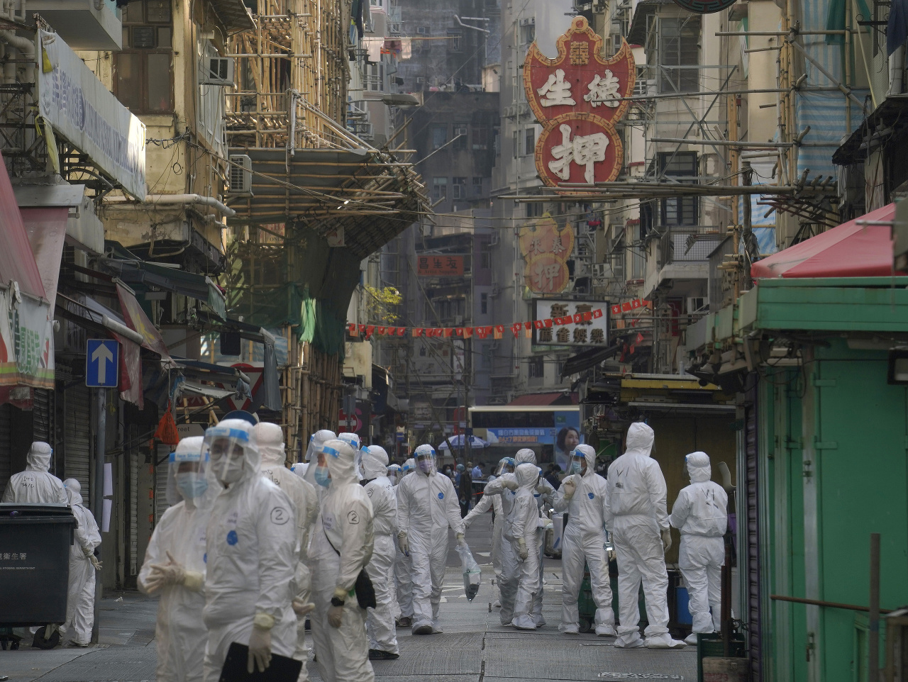 Ľudia a záchranné zložky v karanténnej oblasti v Hongkongu