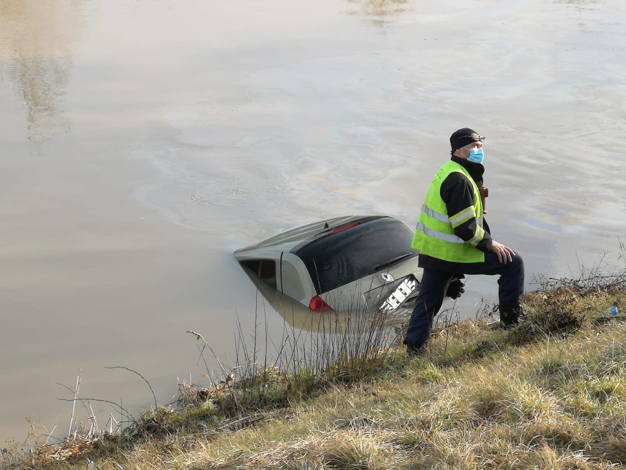 Z derivačného kanála vytiahli osobné auto s mŕtvym mužom