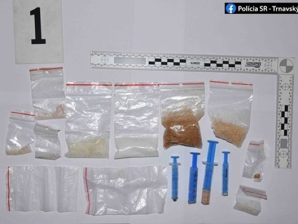 Policajti v rámci Trnavského kraja vykonali viaceré protidrogové razie