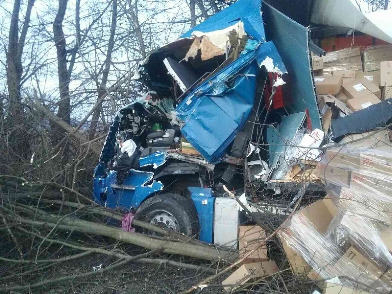 V obci Dobrá Niva sa zrazili kamióny a auto