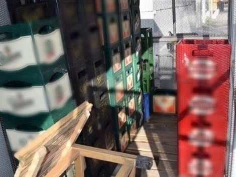 Zlodeji ukradli zo supermarketu 315 prázdnych pivových fliaš