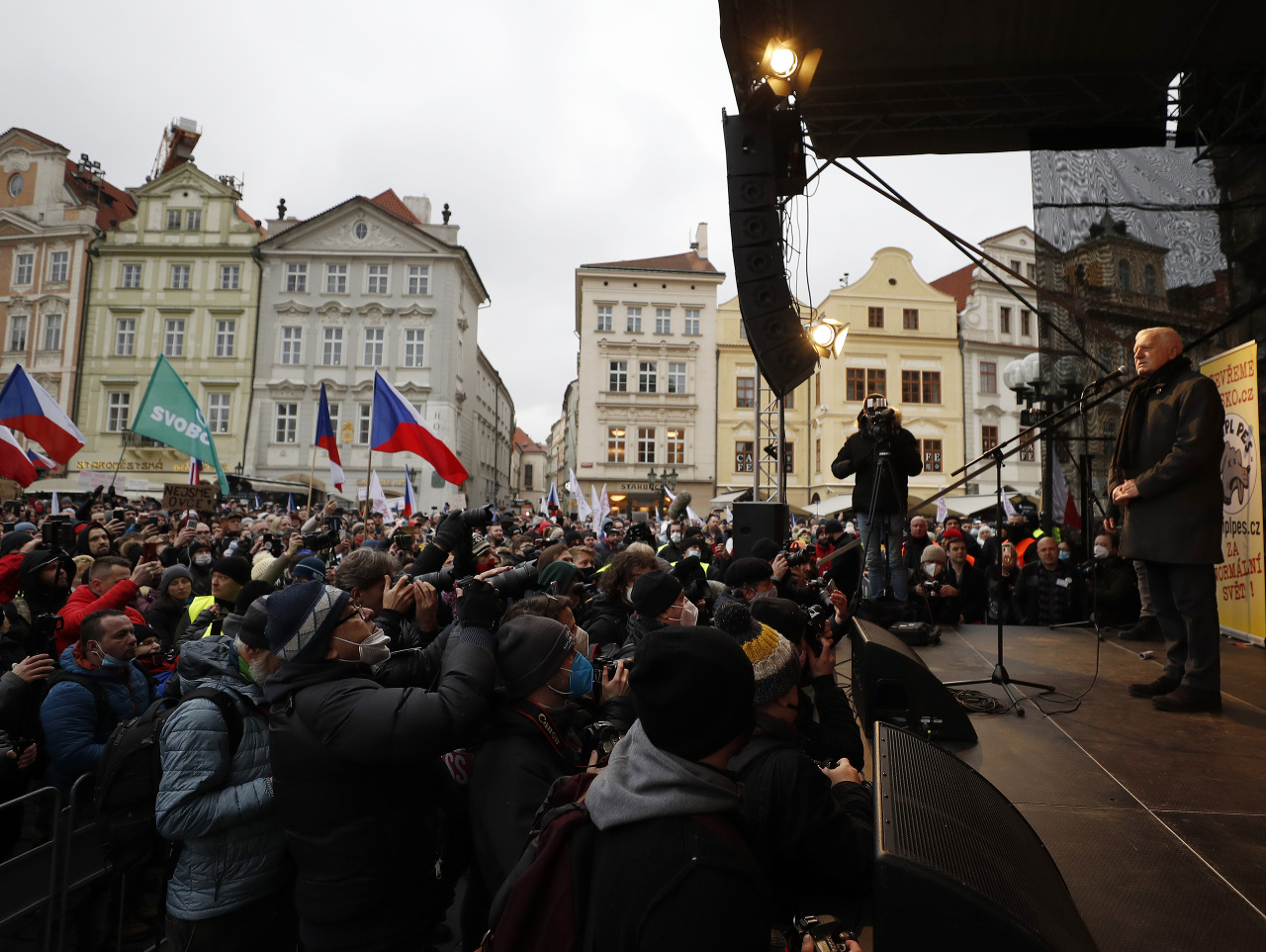 Bývalý český prezident Václav Klaus reční pri proteste