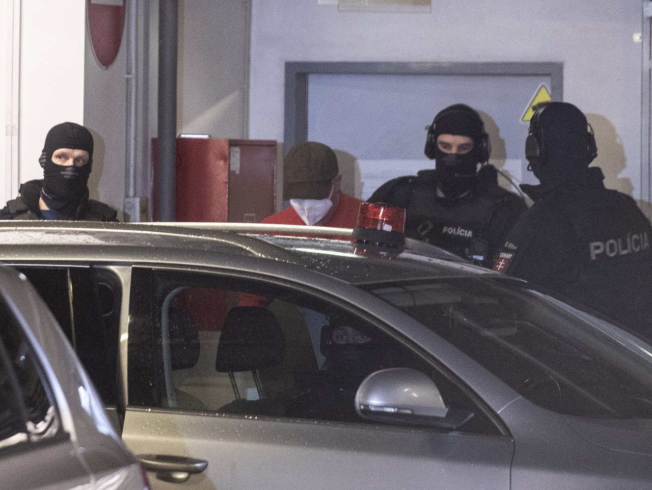 Na snímke kukláči odvádzajú zadržanú osobu z hotela DoubleTree by Hilton pri bratislavskom zimnom štadióne
