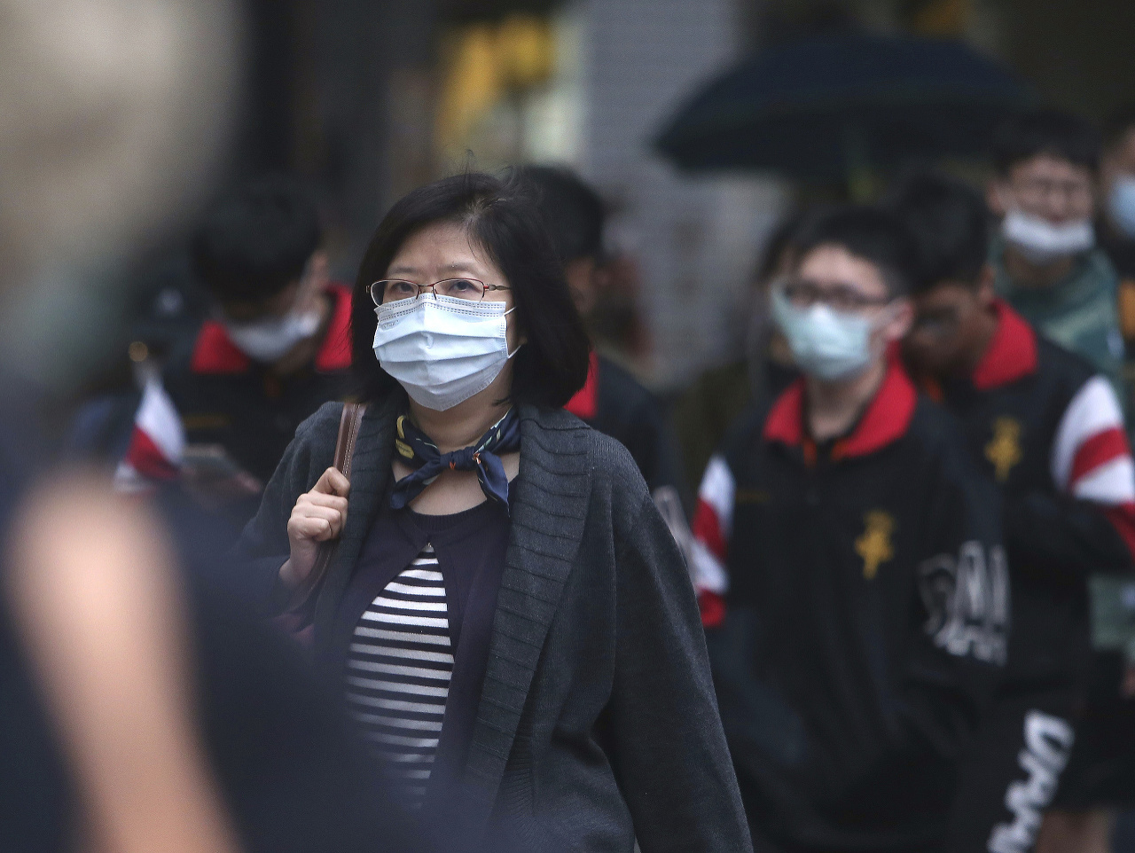 Ľudia s ochrannými rúškami na Taiwane