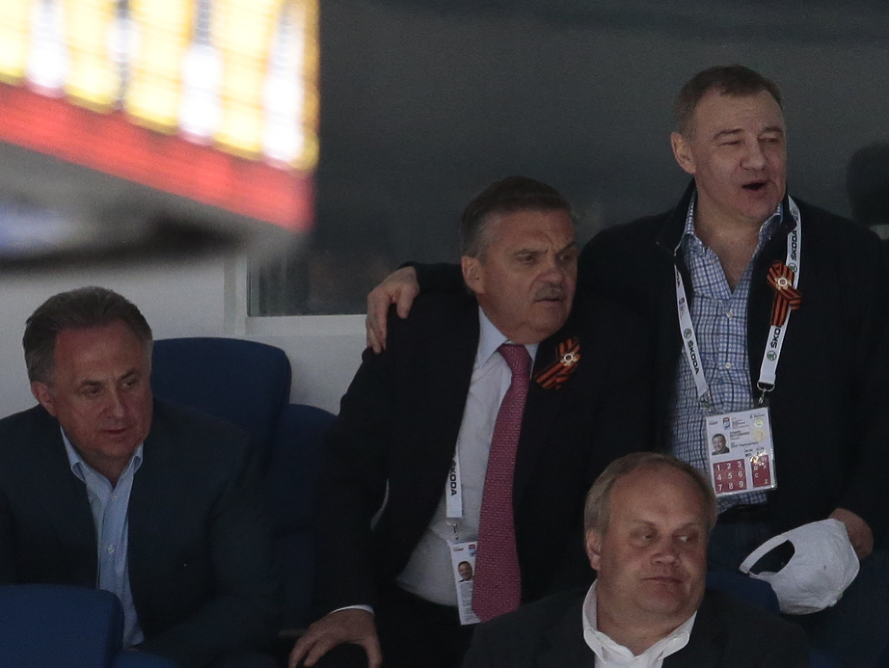 Na snímke zľava je ruský miliardár a šéf Rady ruskej hokejovej federácie Arkadij Rotenberg