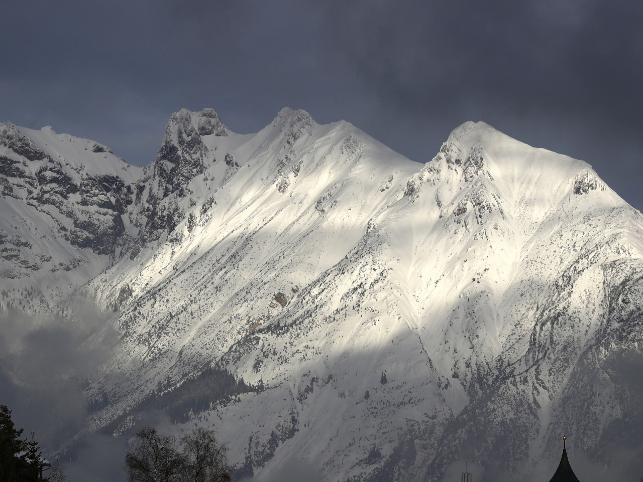 V Rakúsku usmrtili lavíny štyroch lyžiarov