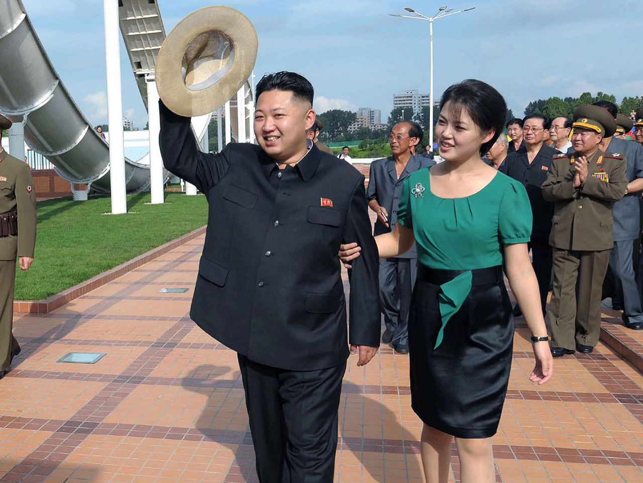 Na archívnej fotografii z roku 2012 je vodca Kim Čong-un so svojou manželkou Ri Sol Ču.