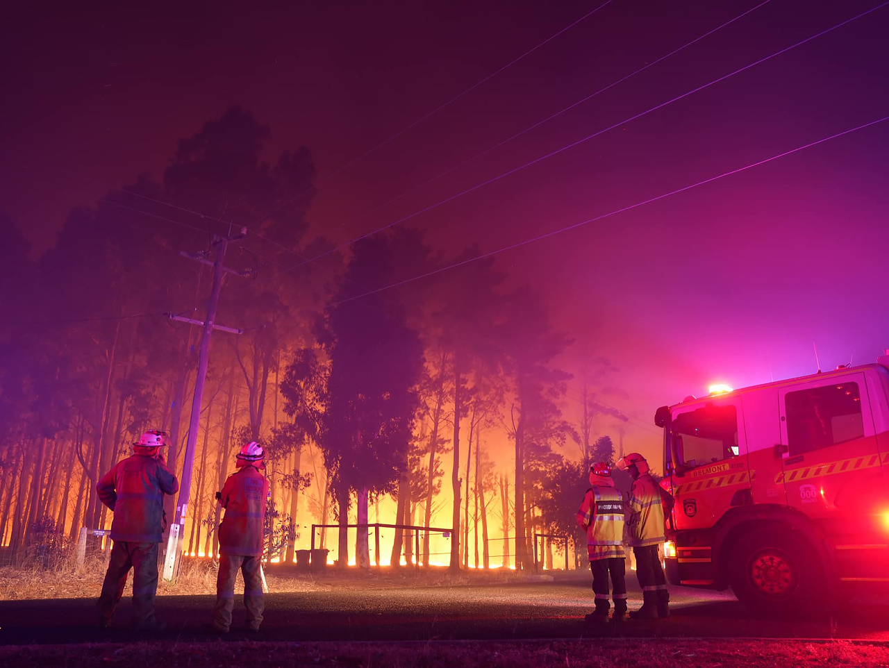 Hasiči bojujú s požiarmi v Austrálii 