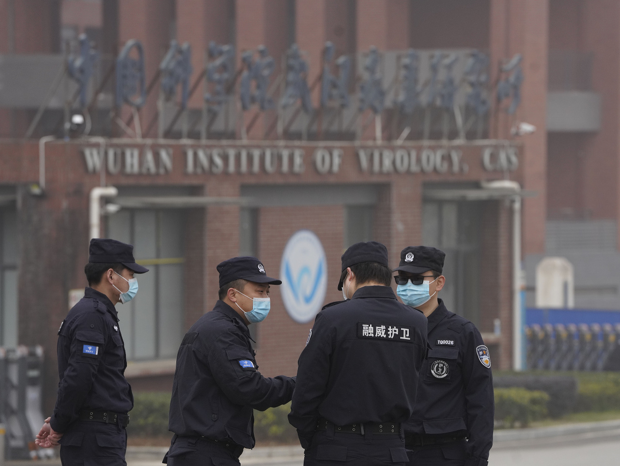 Na snímke bezpečnostná služba hliadkuje pred Inštitútom virológie v stredočínskom meste Wu-chan v stredu