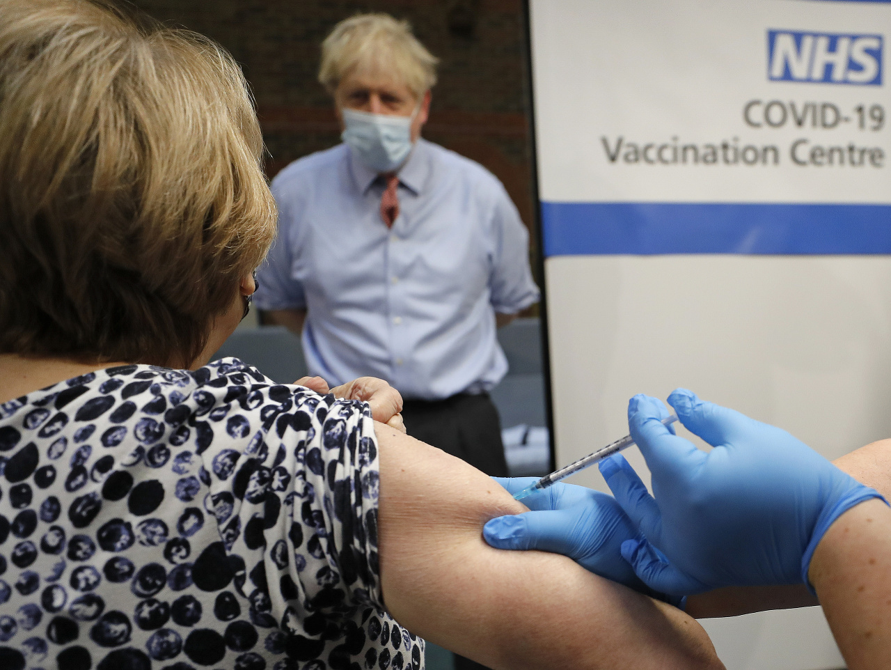 Očkovanie sa rozbehlo aj v Británii