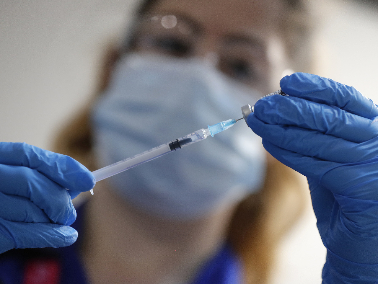 Jedna dávka vakcíny proti novému koronavírusu od spoločností Pfizer a BioNTech poskytuje do troch týždňov od svojho podania približne 90-percentnú ochranu.