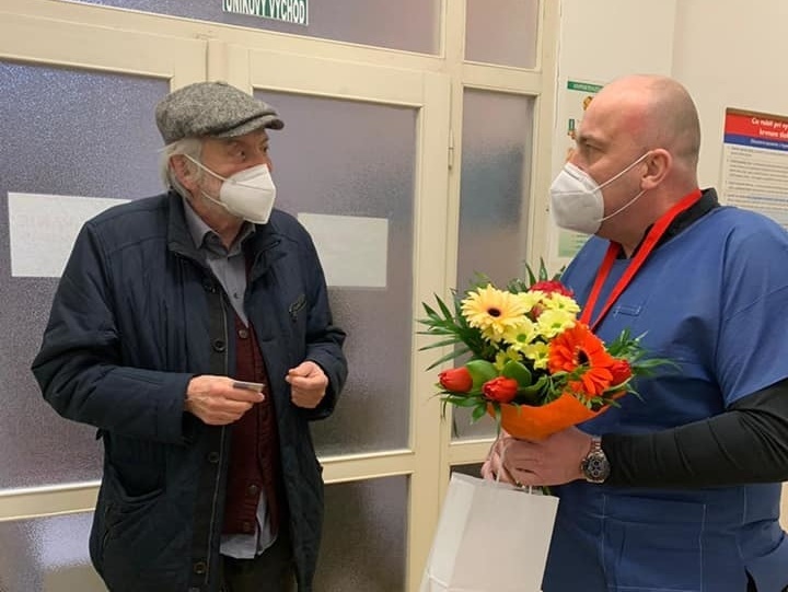 Milan Lasica dostal od personálu nemocnice kvety k narodeninám. 