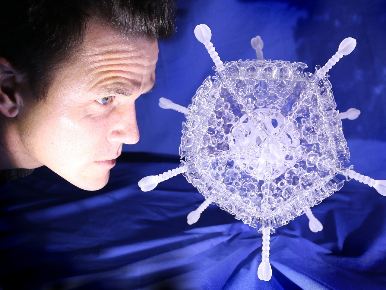 Britský umelec vytvoril sklenenú sochu zobrazujúcu vakcínu od firmy AstraZeneca
