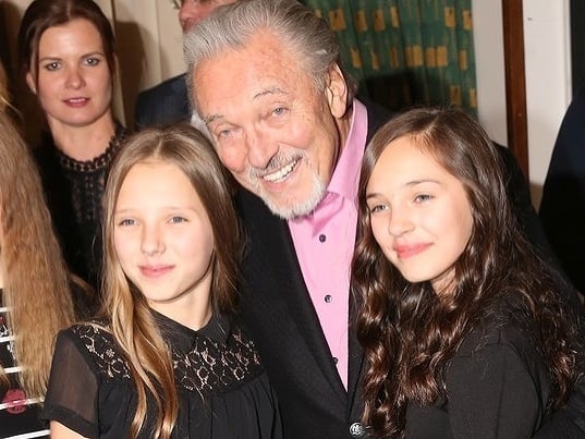 Karel Gott so svojimi dcérkami. 